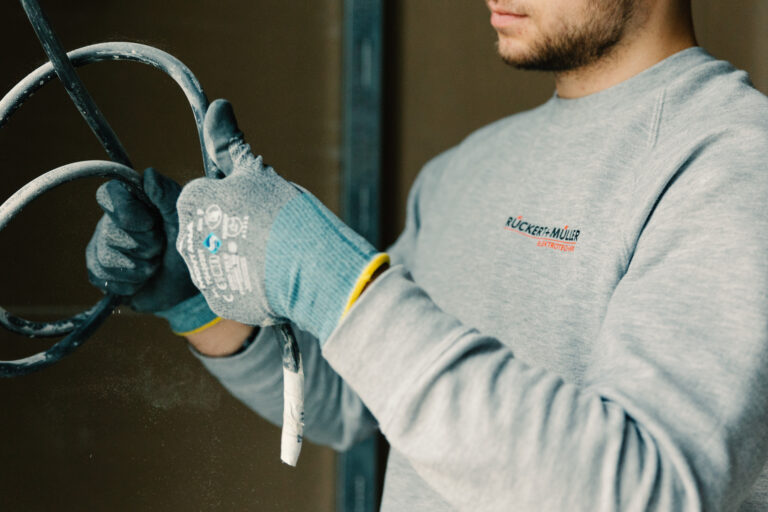 Handwerker in authentischer Arbeitssituation